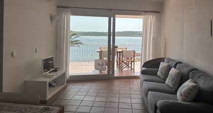 Vues spectaculaires sur la premiĂšre ligne de mer