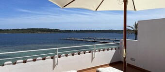 Beautiful apartment in very front of the sea