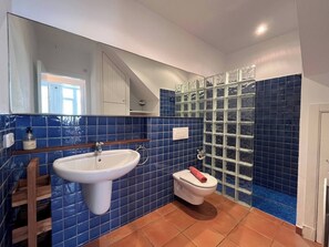 Shower, hair dryer, towels - In a very quiet area within the town (Fornells)