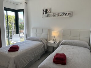 3 habitaciones, tabla de planchar con plancha y cuna de viaje 