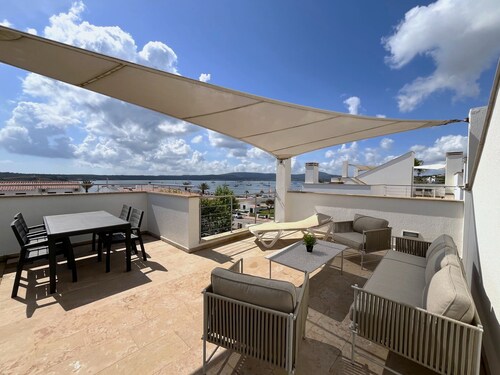 Superb luxury house in front of the sea