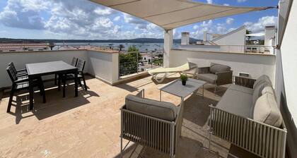 Superb luxury house in front of the sea