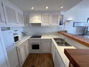 Réfrigérateur, four à micro-ondes, un four, surface de cuisson