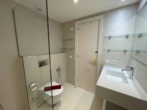 Chuveiro, secador de cabelo, toalhas de banho