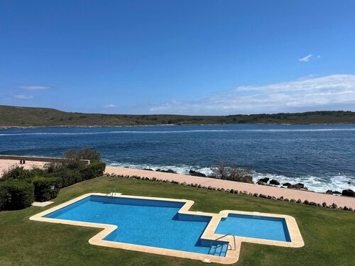Face à la mer et avec piscine à Fornells