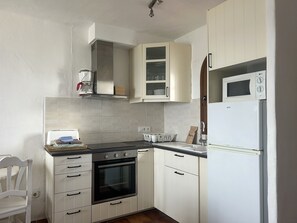 Frigorífico, microondas, horno y cafetera o tetera