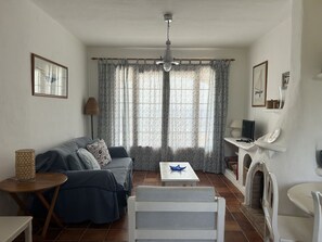 Una televisión, un reproductor de DVD