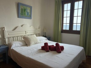 2 dormitorios, tabla de planchar con plancha, cuna de viaje