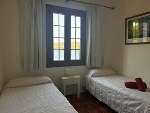 2 chambres, fer et planche à repasser, lit parapluie, Wi-Fi gratuit