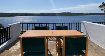 Vues sur la piscine et la mer Ă Fornells