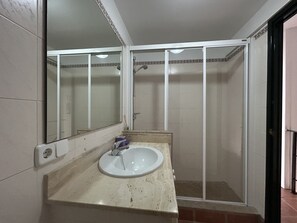 Ducha, secador de pelo y toallas