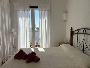 4 chambres, fer et planche à repasser, Wi-Fi gratuit, draps fournis