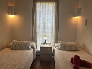 4 slaapkamers, een strijkplank/strijkijzer, gratis wifi, beddengoed