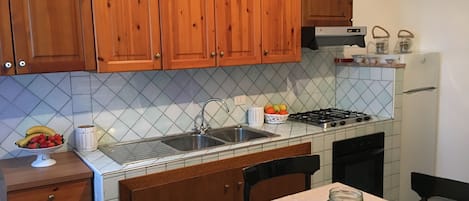 Refrigerador, horno, parrilla de estufa y utensilios de cocina