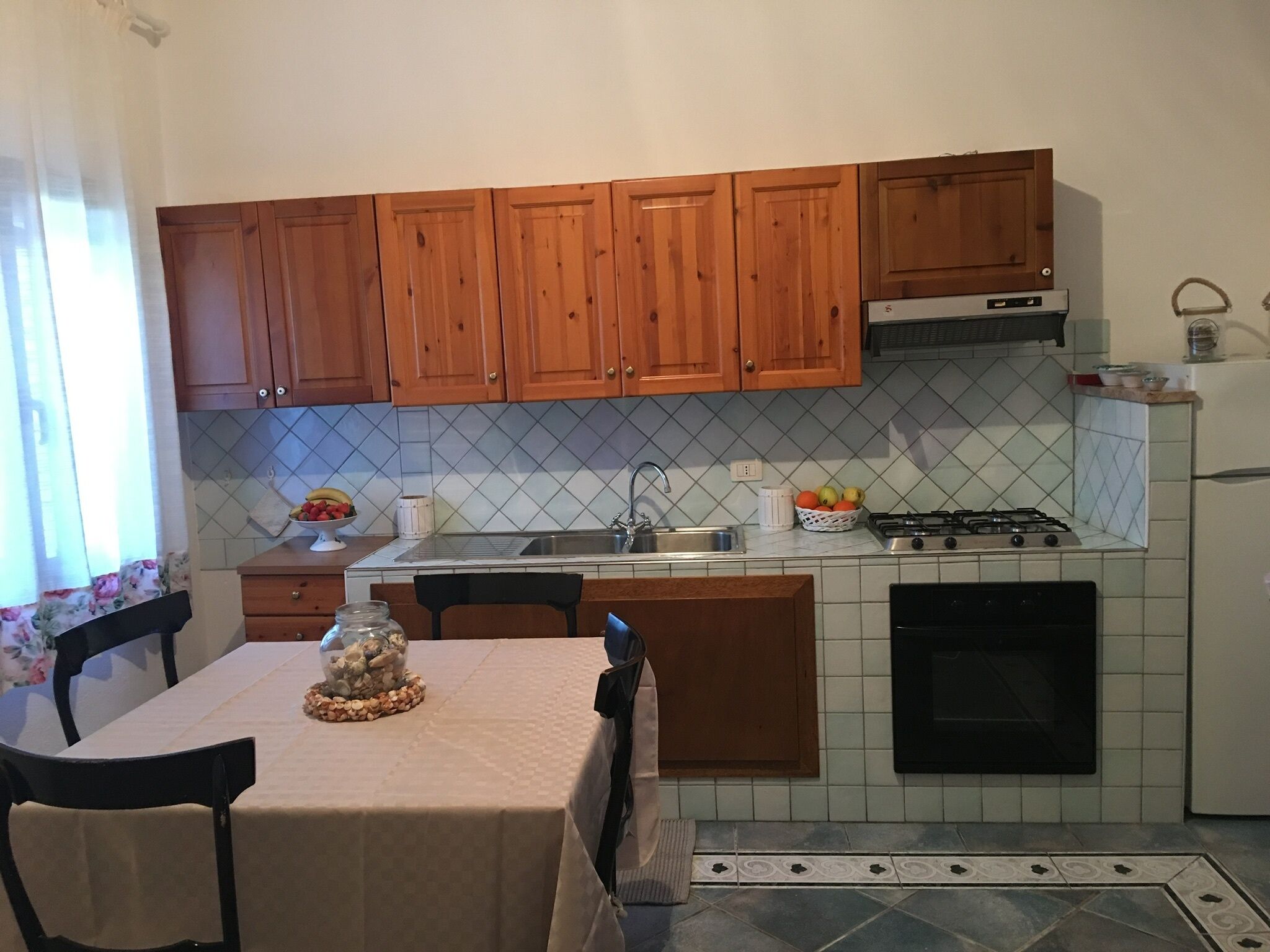 Fridge, oven, stovetop, cookware/dishes/utensils