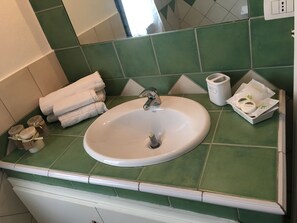 Douche, sèche-cheveux, papier toilette