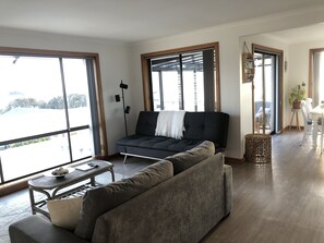 テレビ、DVD プレーヤー