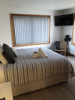 4 bedrooms, iron/ironing board, bed sheets