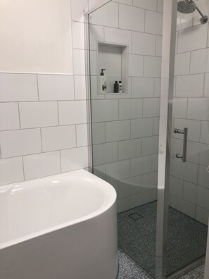 Baignoire, sĂšche-cheveux, serviettes fournies, savon