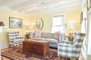 Een televisie, een open haard en een kantoor