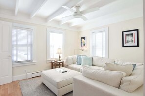 Een televisie, een open haard en een kantoor