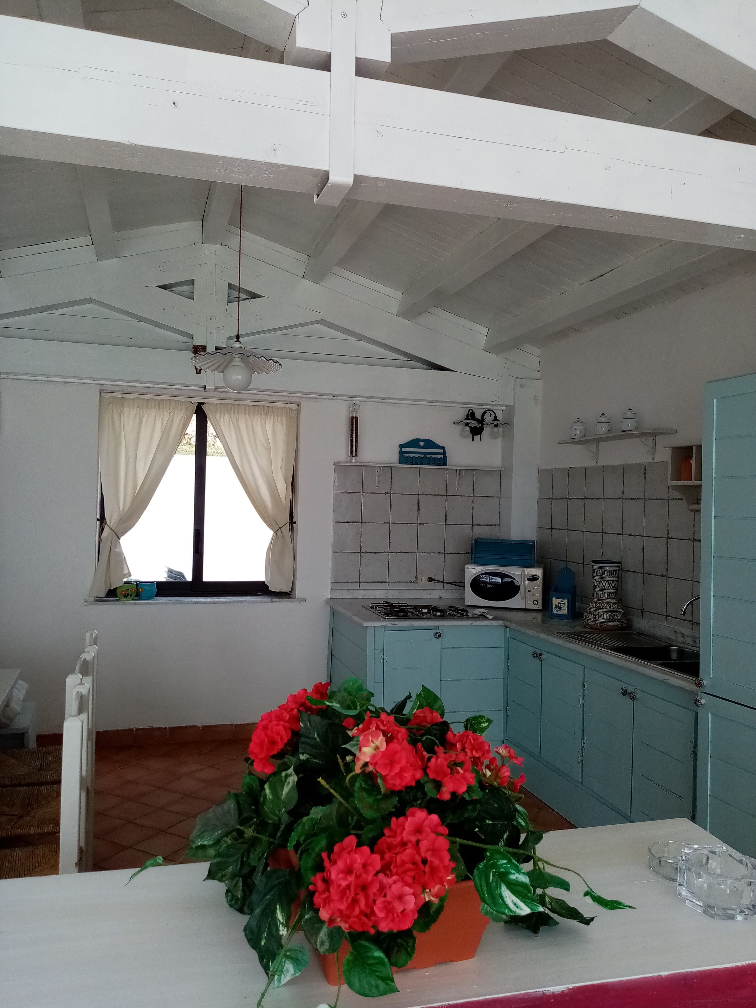 Refrigerador, microondas, cafetera y tetera y tetera eléctrica 