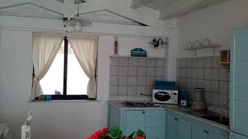 Refrigerador, microondas, cafetera y tetera y tetera eléctrica