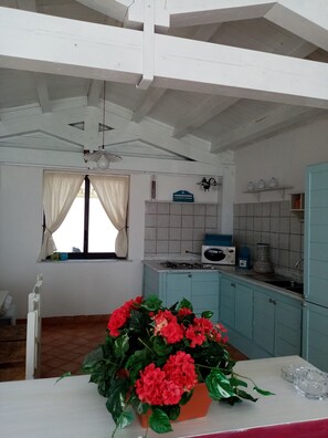 Kühlschrank, Mikrowelle, Wasserkocher mit Kaffee-/Teezubehör