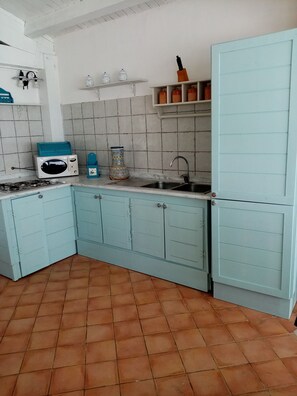 Kühlschrank, Mikrowelle, Wasserkocher mit Kaffee-/Teezubehör