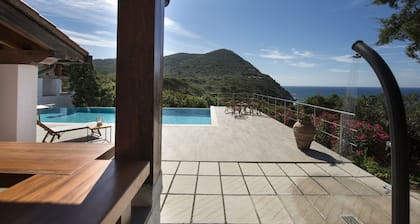 Villa with pool and sea access,Wi-fi,bbq,tennis court,a/c,chef