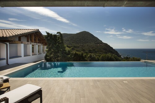 Villa with pool and sea access,Wi-fi,bbq,tennis court,a/c,chef