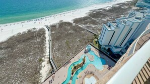 Ein Resort mit Strand, Schwimmbad und Meerblick.