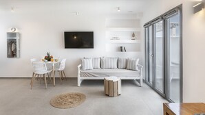 Maistros Suite | Living area | 32-inch Smart TV with cable channels, TV - La Estrella Luxury Suites (Santorini)