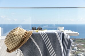 Exterior detail - La Estrella Luxury Suites (Santorini)