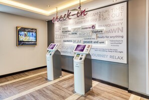 Reception - Premier Inn Banbury Town Centre - Castle Quay (Banbury)