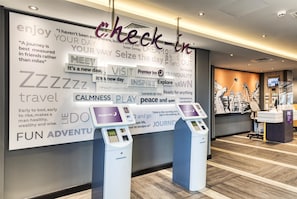 Reception - Premier Inn Banbury Town Centre - Castle Quay (Banbury)