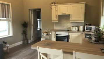Cabin | Private kitchen | Fridge, microwave, oven, stovetop