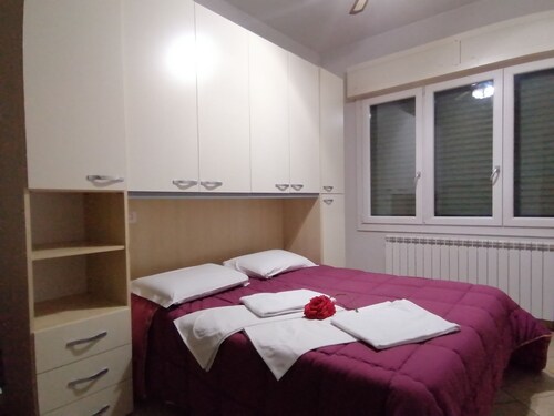 Rooms and studio apartments are rented in Carpi, from one day to three months.