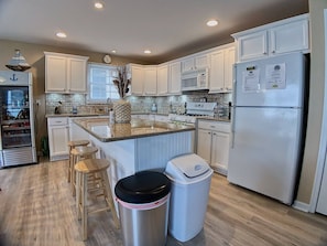 Fridge, microwave, oven, stovetop - Two blocks Free Beach, Tennis Courts, Play Ground, Boardwalk, Convention Cent (Wildwood)