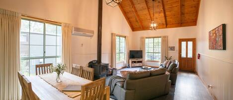 تلفزيون ذكي، مدفأة، كُتُب، خدمات بث