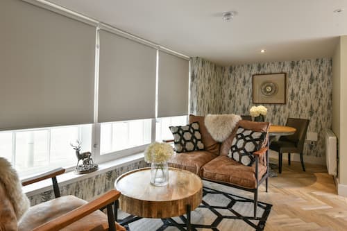 Deluxe cottage | Woonruimte | Een 40-inch smart-tv met digitale zenders en televisie