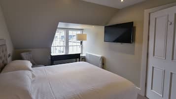 Stable Cottage | 4 bedrooms, blackout drapes, iron/ironing board, free WiFi