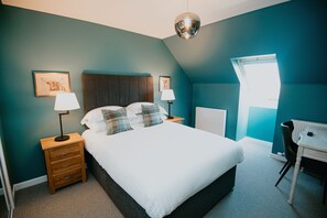 Kings Cottage | 4 bedrooms, blackout curtains, iron/ironing board, free WiFi