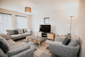 Bow Cottage | Living area | 40-inch Smart TV with digital channels, TV - The Seafield Arms Hotel Cullen – Self Catering (Buckie)