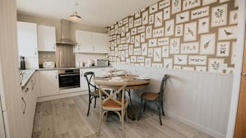 Kings Cottage | Private kitchen | Full-size fridge, microwave, oven, stovetop