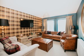 Kings Cottage | Living area | 40-inch Smart TV with digital channels, TV