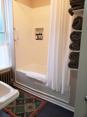 Ensemble douche/baignoire, sèche-cheveux, serviettes fournies, savon