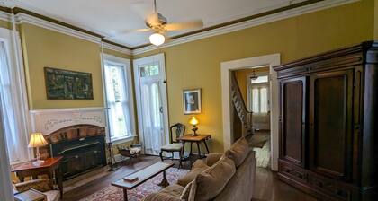 Admiral Fuqua House - Large downtown Hannibal Home
