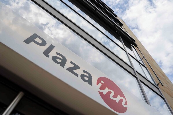 A sign with the text "Plaza inn" against a sky background. - Plaza Inn Braunschweig City Nord (Braunschweig)