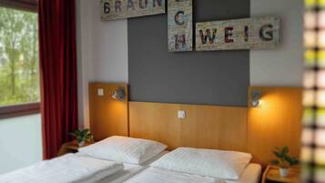 Standard-Doppel- oder -Zweibettzimmer, 2 Einzelbetten | Allergikerbettwaren, Schreibtisch, laptopgeeigneter Arbeitsplatz